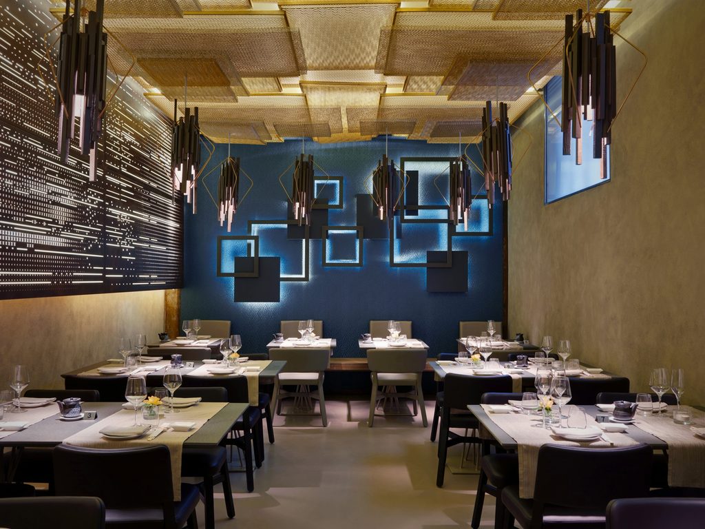 Sala blu interna, cornici geometriche retroilluminate