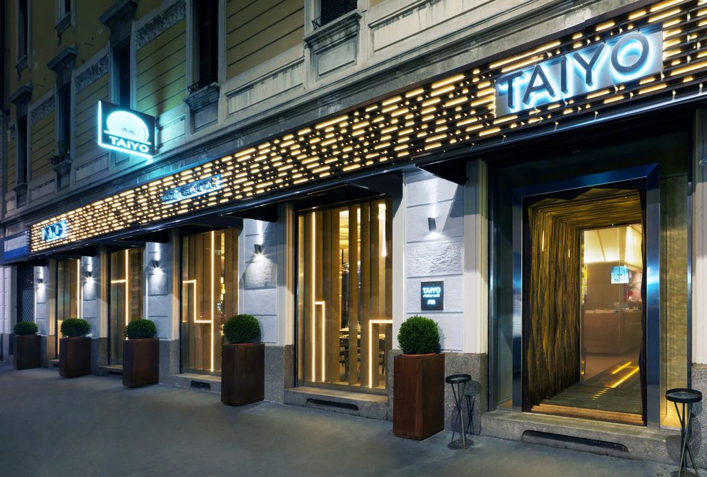 Facciata Taiyo di notte in Viale Monza, insegna illuminata