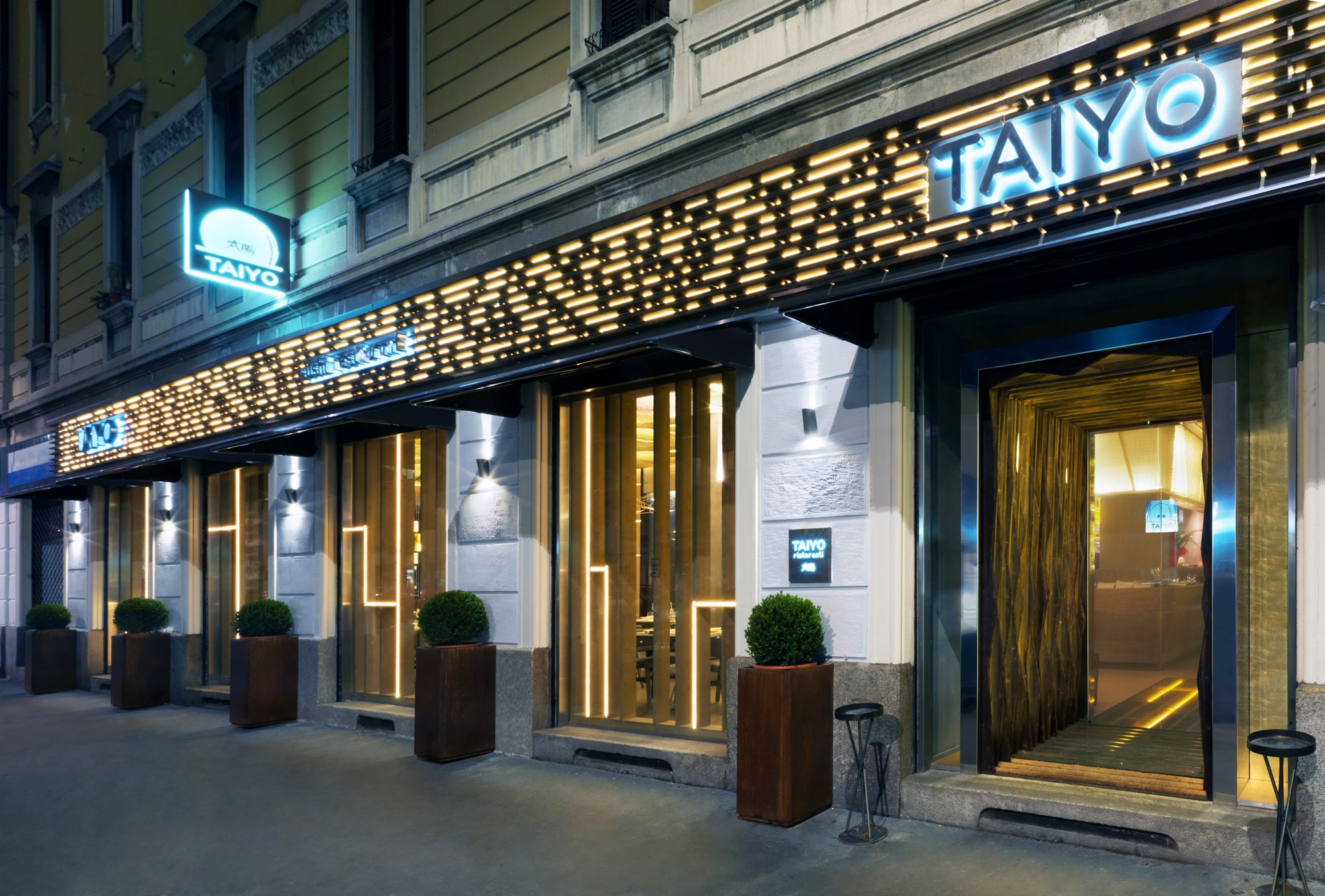 Facciata Taiyo di notte in Viale Monza, insegna illuminata